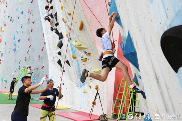 安全炒股配资网 小将竞逐“岩壁芭蕾”! 青岛六运会青少年组攀岩比赛举办