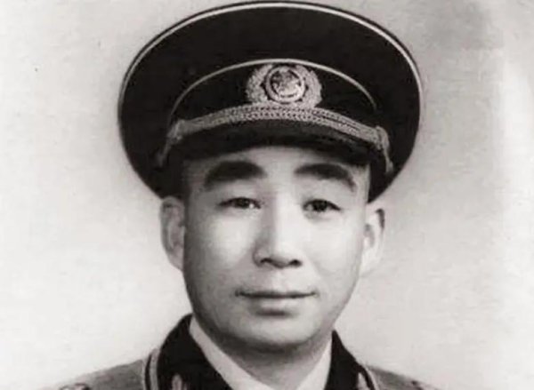安全炒股配资网 1966年，开国少将携妻回乡，问候童养媳：老姐姐，我们来看你来了